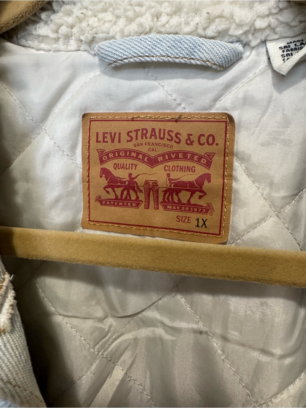 Levi's Quilted Lined Jacket with Sherpa Trim - Picture 2 of 4